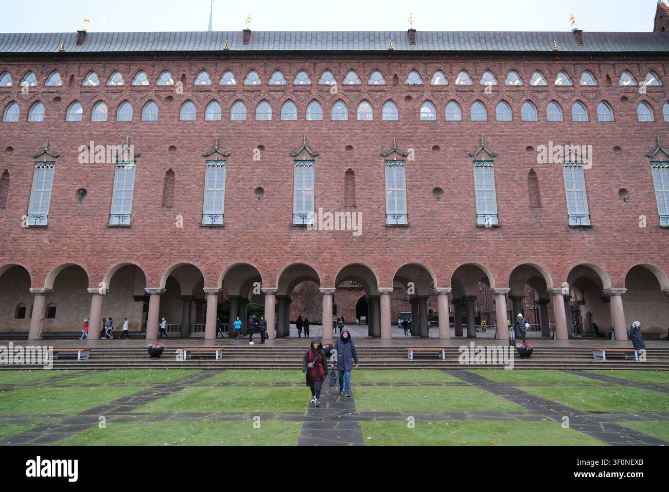 Stoccolma, Svezia-28 nov. 2025: facciata in mattoni rossi, colonnato e cortile del Municipio di Stoccolma in Svezia. Foto Stock