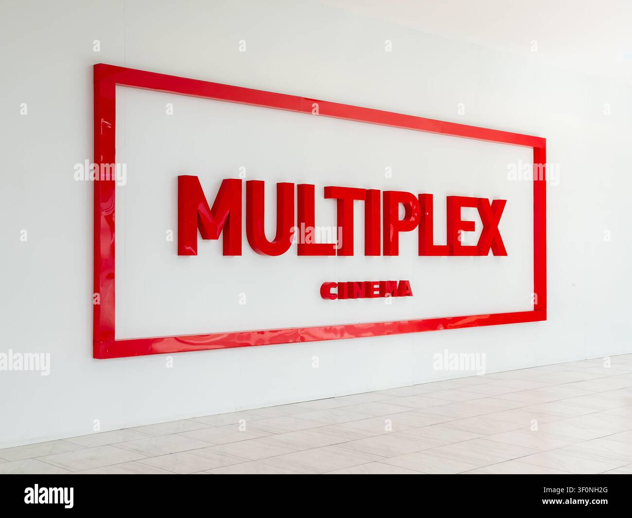 Kyiv, Ucraina - 17 marzo 2026: Insegna del cinema Multiplex con lettere rosse in rilievo e un bordo rettangolare su uno sfondo minimalista, che indica un Foto Stock
