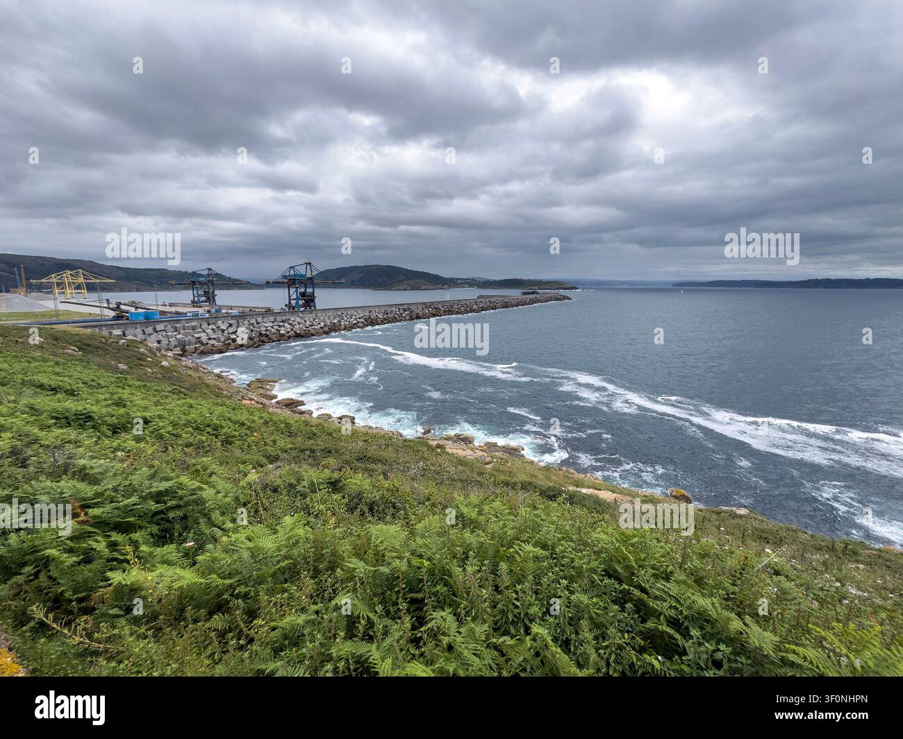 Il Porto Esterno di Ferrol (El Puerto Exterior de Ferrol) è un moderno porto in acque profonde situato all'imboccatura dell'estuario di Ferrol (ría), in Galizia, - Immagine stock catturata con smartphone