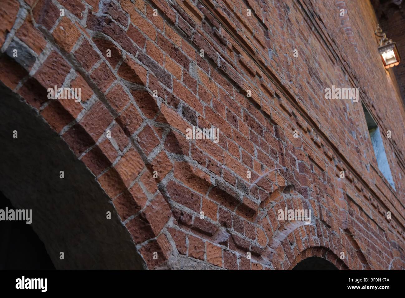 Stoccolma, Svezia-28 nov. 2025: primo piano di un arco in mattoni rossi e dettagli della facciata del Municipio di Stoccolma. Foto Stock