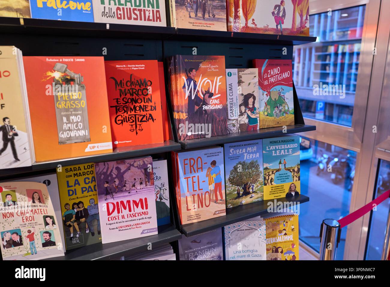 Bambini che leggono nell'angolo dei bambini al negozio La Feltrinelli Foto Stock