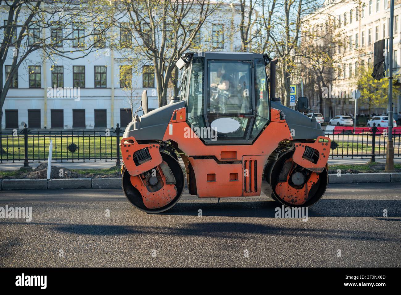 Macchinari pesanti al lavoro per il rivestimento delle strade principali della città Foto Stock