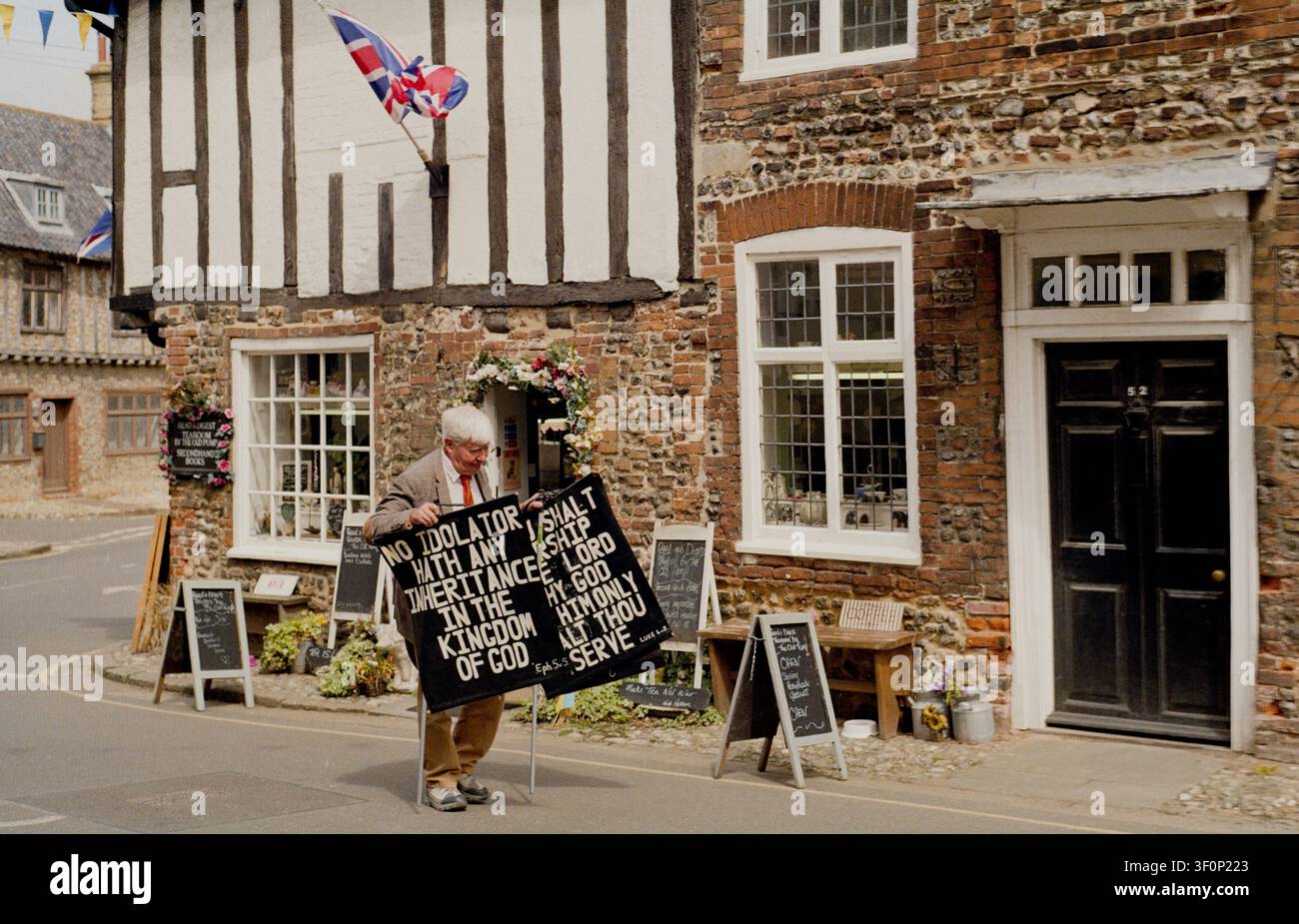 Protestanti evangelici che manifestano contro il pellegrinaggio annuale della Pentecoste a Walsingham, Norfolk. I manifestanti si oppongono al rifiuto della Chiesa anglicana di aderire ai 39 Articoli di Fede. Gli Articoli sono una serie di dichiarazioni che definiscono le dottrine e le pratiche della Chiesa d’Inghilterra, stabilita nel 1563 e finalizzata nel 1571. Riflettono la posizione teologica della Chiesa anglicana durante la Riforma inglese, bilanciando le influenze protestanti e cattoliche. Tra gli altri, proibiscono il culto di idoli, e dottrine come il purgatorio, le indulgenze e la venerazione delle reliquie. Foto Stock