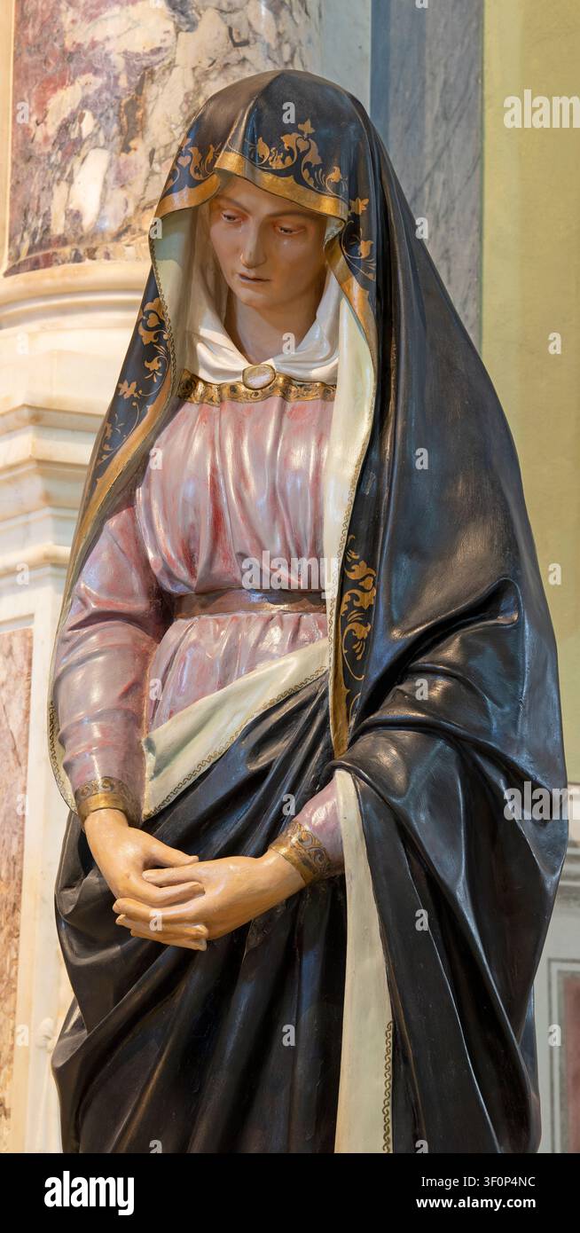 PISA, ITALIA - 22 GIUGNO 2026: La statua policroma scolpita della Vergine Maria alla tomba - Signora del Dolore nella chiesa Chiesa di Santa Maria del Carmine Foto Stock