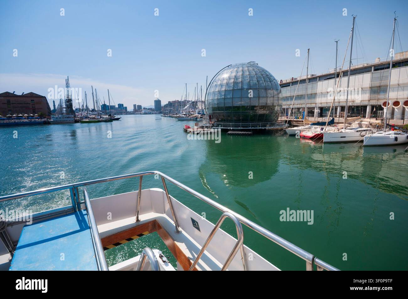 Italia, Liguria, Genova, Porto Antico, Vecchio Porto, Biosfera di Renzo Piano, Barca da escursione Foto Stock