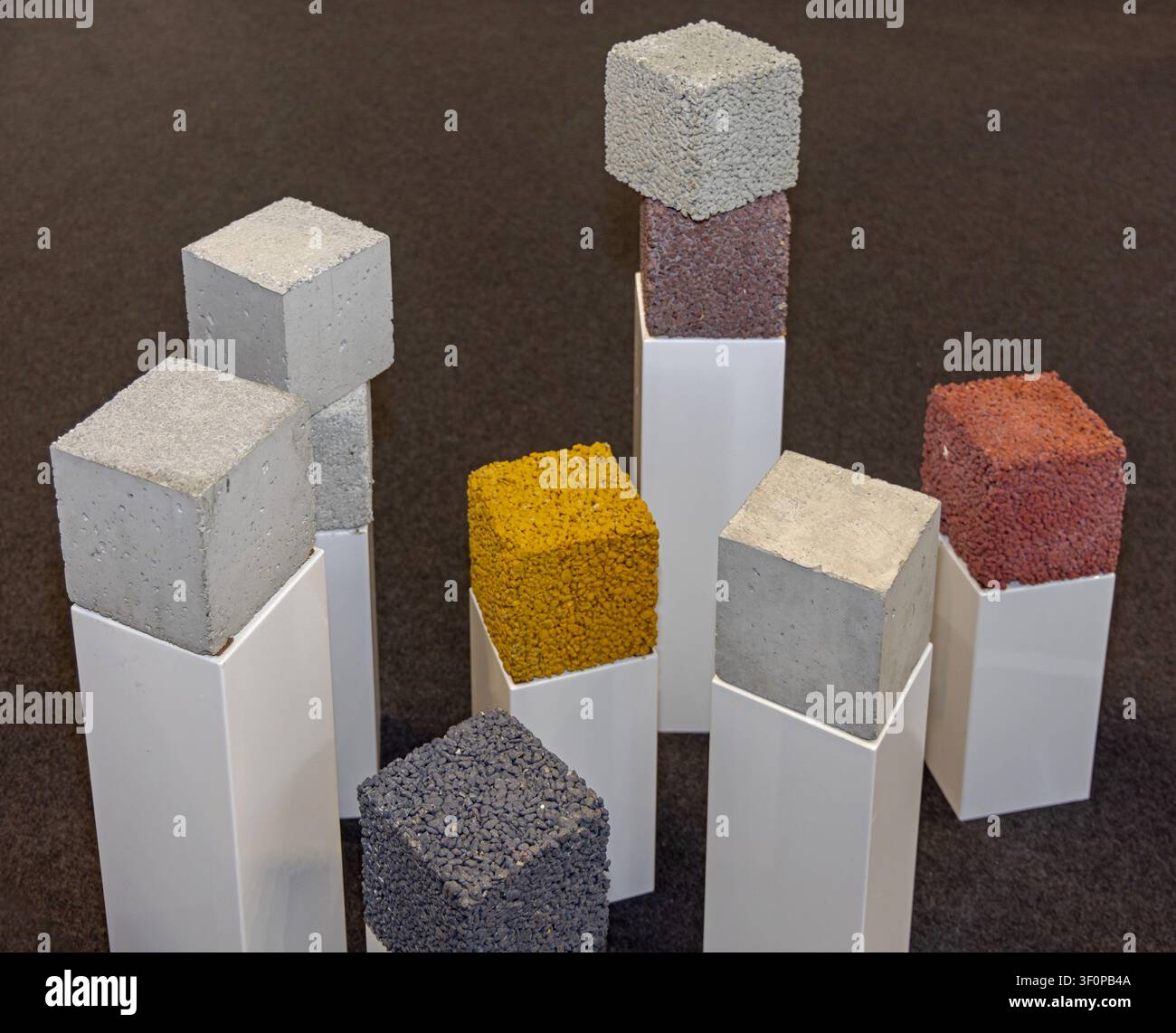Mattoni in cemento perviosi Cubi porosi Oggetti strutturali Materiali da costruzione Foto Stock