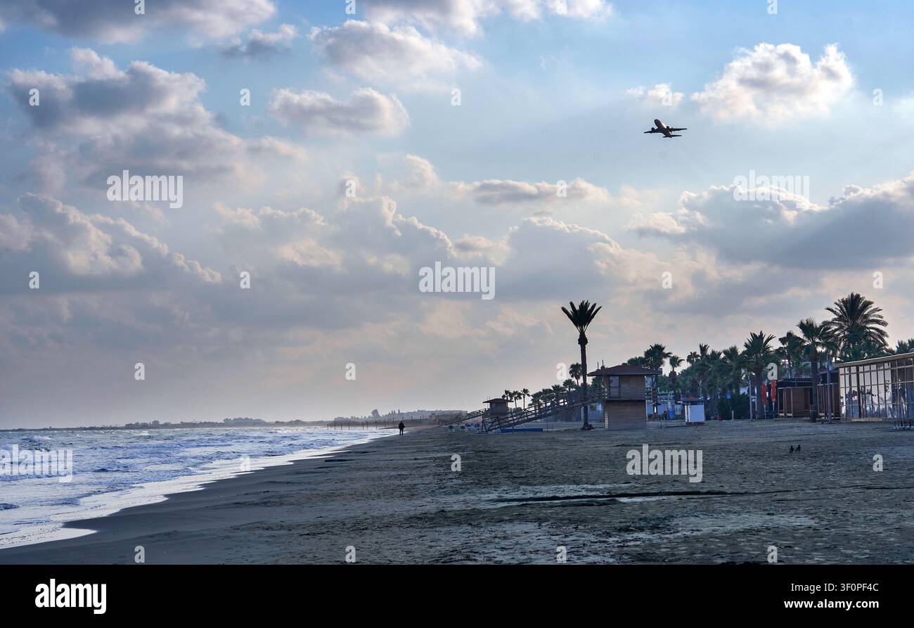 Aereo sopra la spiaggia di Larnaca al tramonto, Cipro Foto Stock