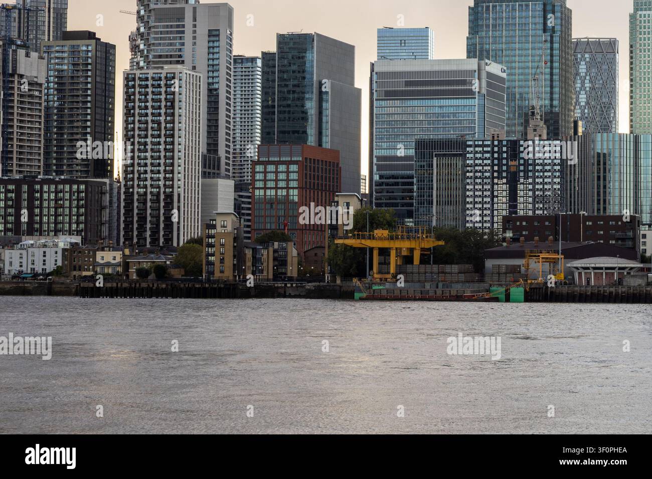 Architettura urbana e skyline di Londra lungo il Tamigi al crepuscolo Foto Stock