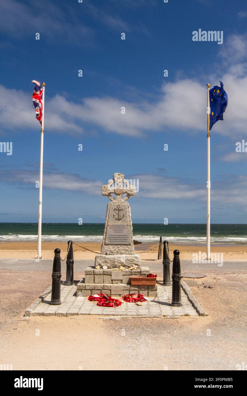Una croce celtica in memoria degli uomini della Royal Navy, della Merchant Navy e delle marine alleate che hanno combattuto e sono morti nella Normandia nel 1944, con ghirlande di papaveri a i Foto Stock