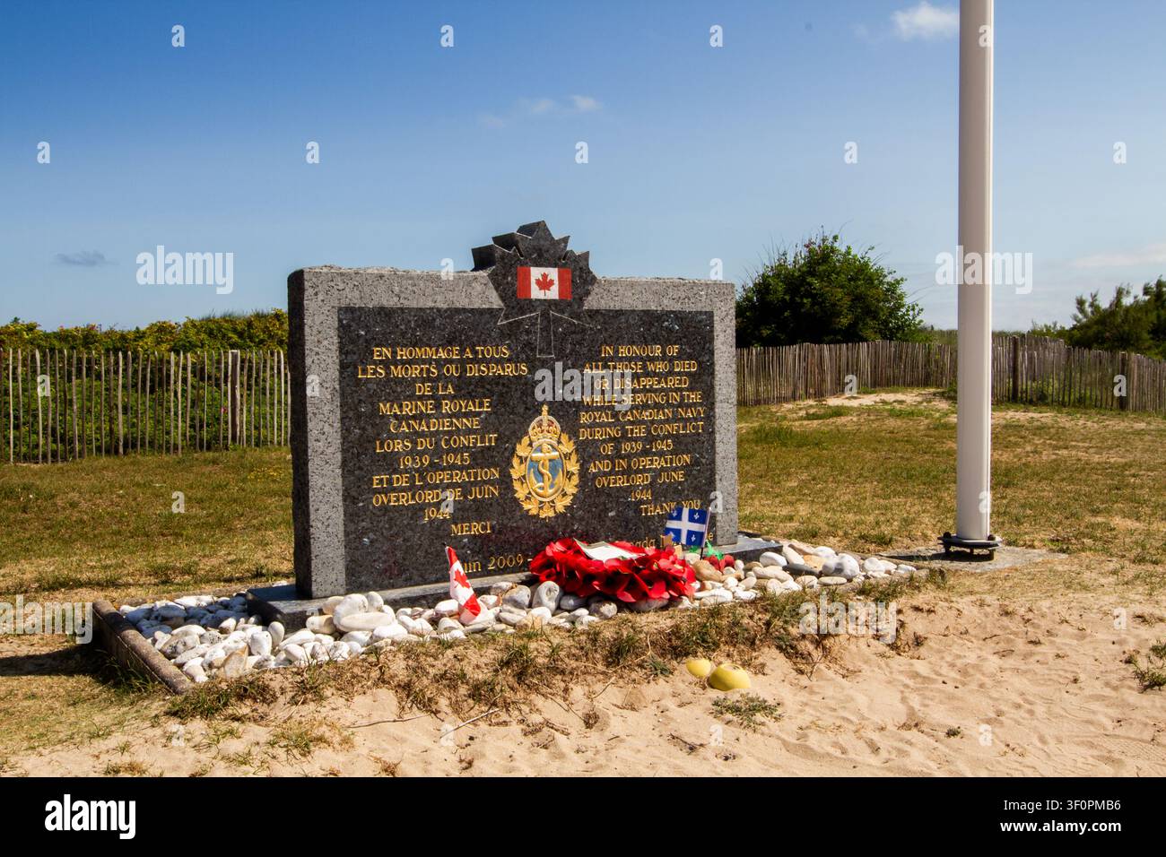 Il memoriale della Royal Canadian Navy a Juno Beach, dedicato nel giugno 2009 a tutti coloro che sono morti o scomparsi in servizio con la RCN durante la guerra del 1930 Foto Stock