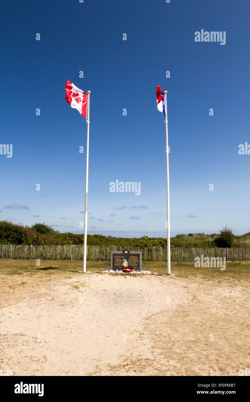 Un memoriale per la Marina Reale Canadese e la Riserva Volontaria della Marina Reale Canadese caduti durante l'Operazione Overlord, affiancato da bandiere canadesi e francesi Foto Stock