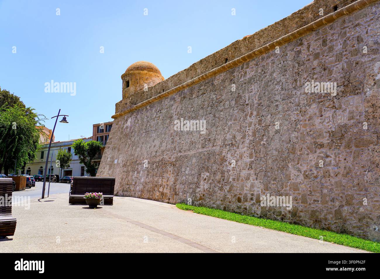 Guardiola sulle storiche mura cittadine di Alghero sulla costa del Mar Mediterraneo in Sardegna, Italia Foto Stock