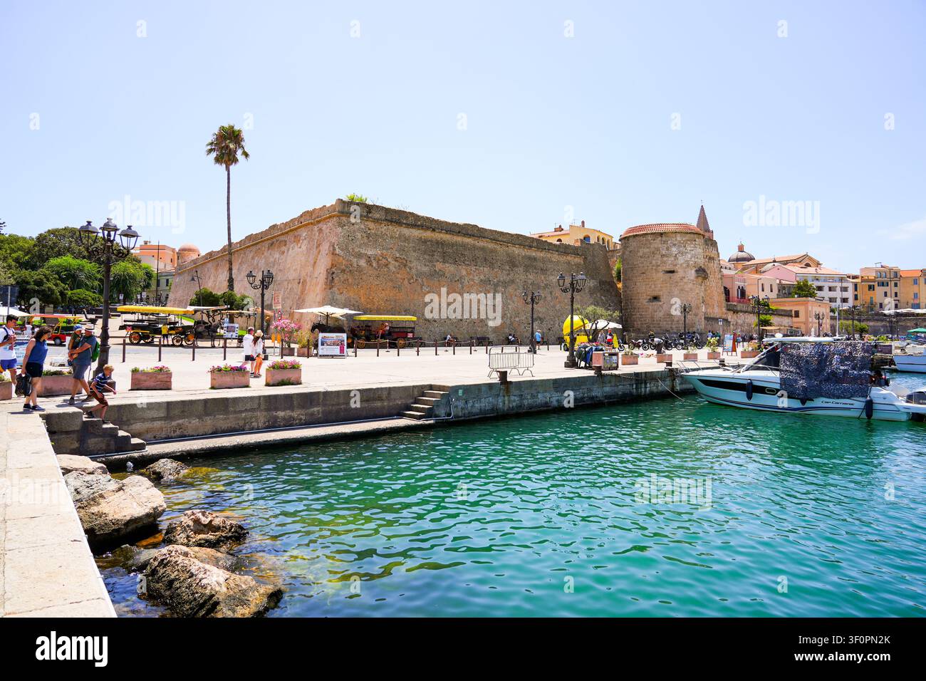 Torre Garibaldi sulle mura storiche di Alghero sulla costa del Mar Mediterraneo in Sardegna, Italia Foto Stock
