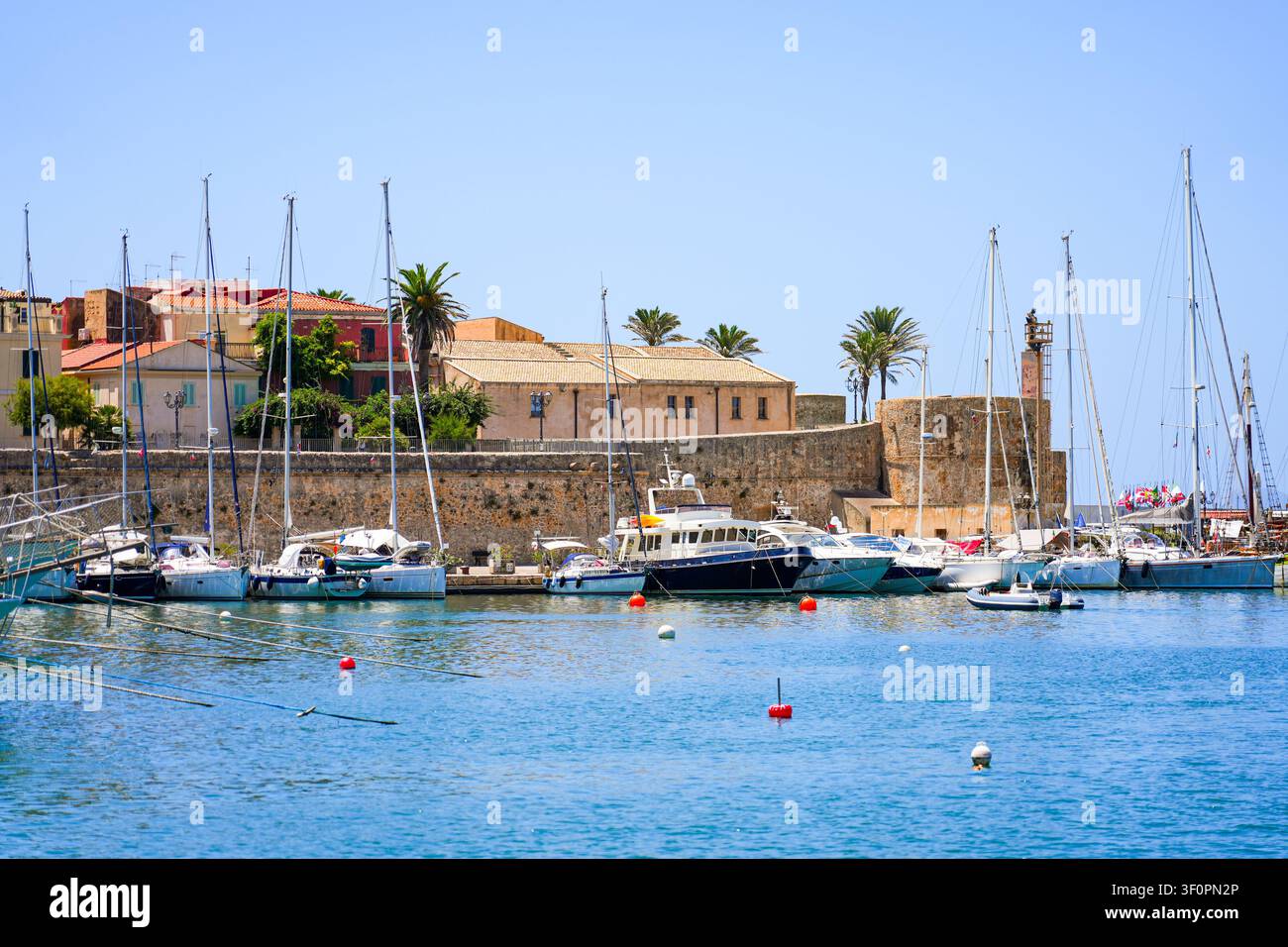Mura storiche e porto di Alghero, Sardegna, Italia Foto Stock