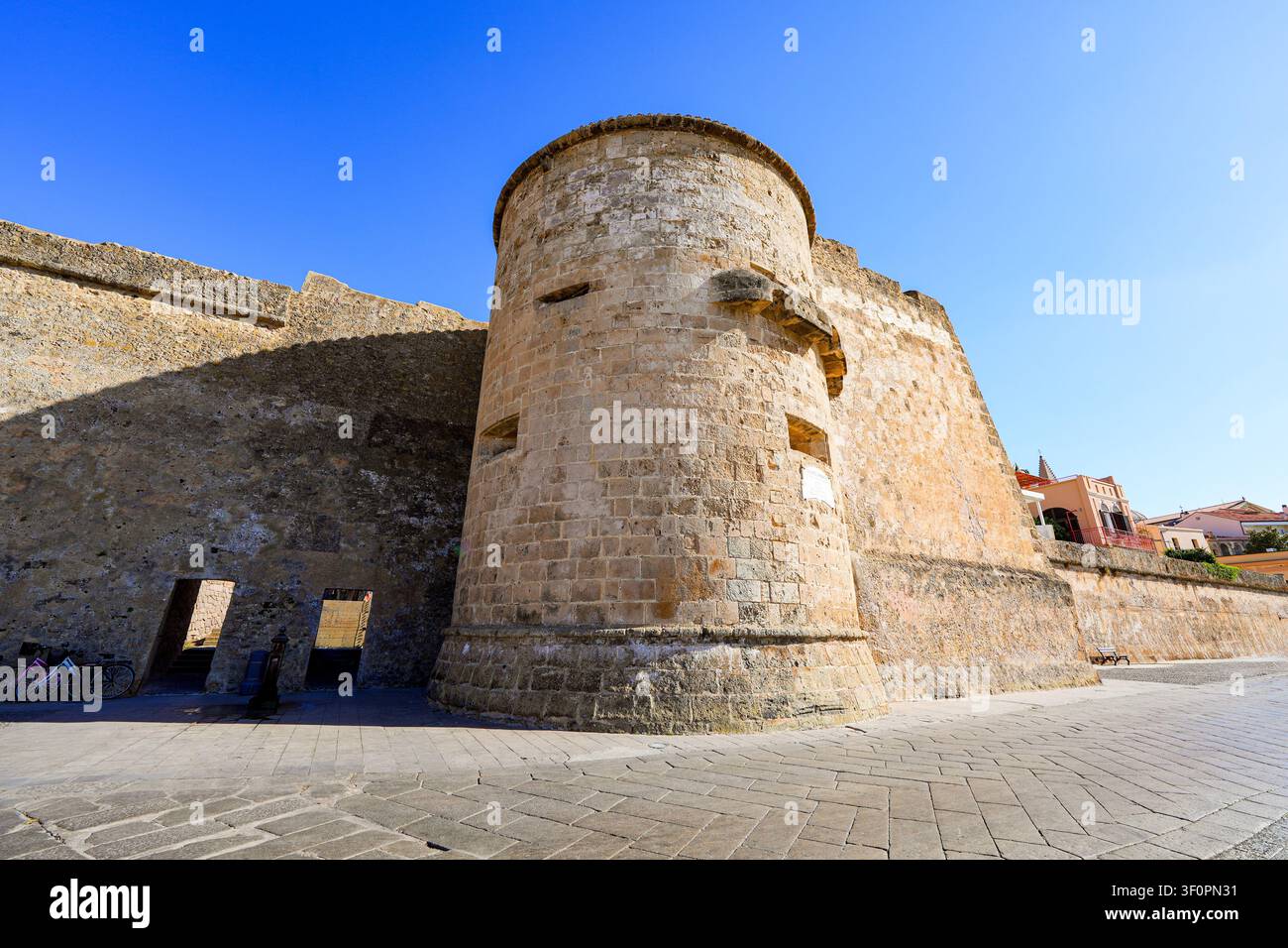 Torre Gairlbaldi lungo le mura storiche della città di Alghero sulla costa del Mar Mediterraneo in Sardegna, Italia Foto Stock
