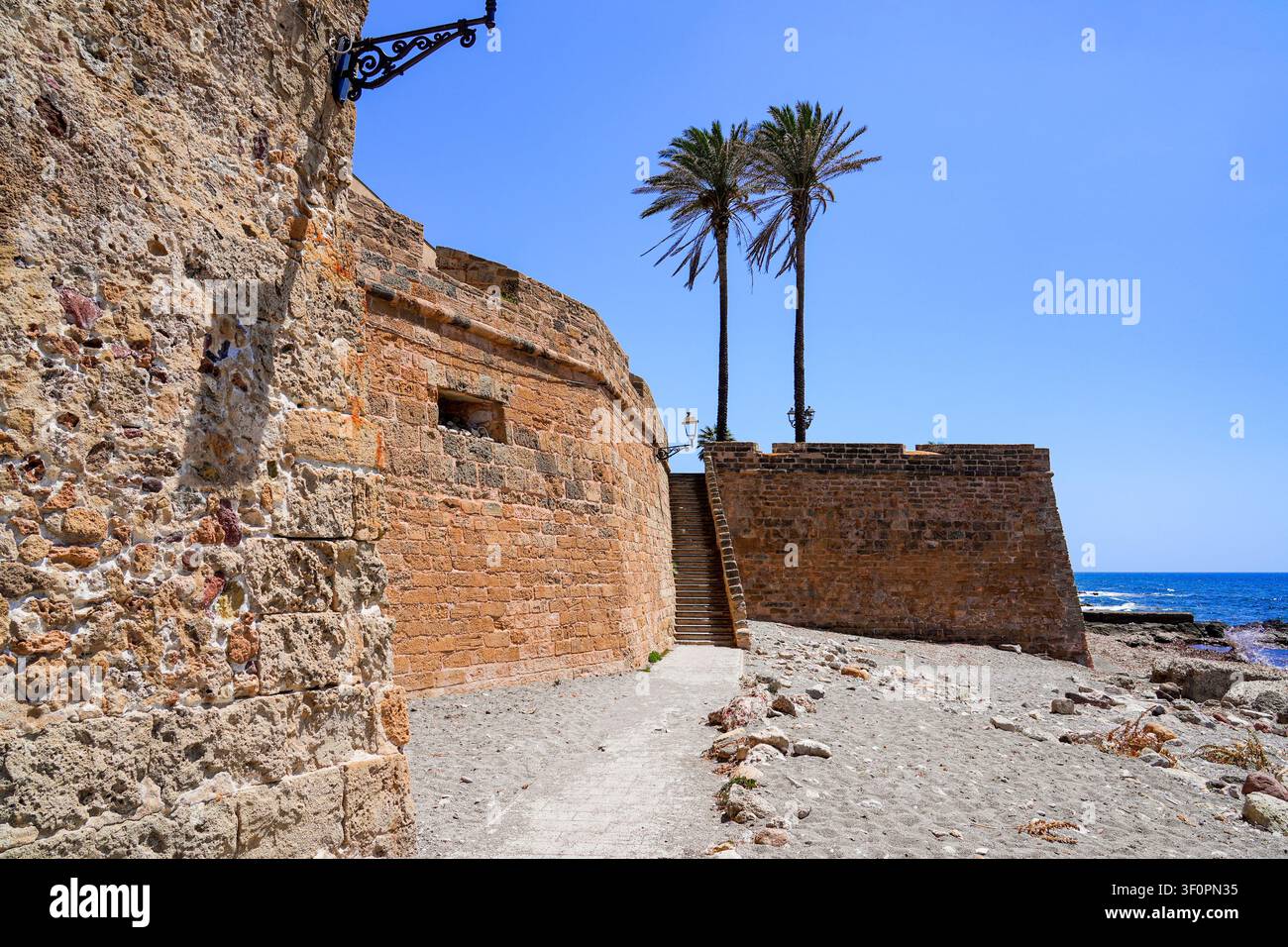 Mura storiche della città di Alghero sulla costa del Mar Mediterraneo in Sardegna, Italia Foto Stock