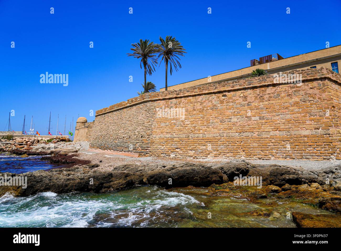 Mura storiche della città di Alghero sulla costa del Mar Mediterraneo in Sardegna, Italia Foto Stock