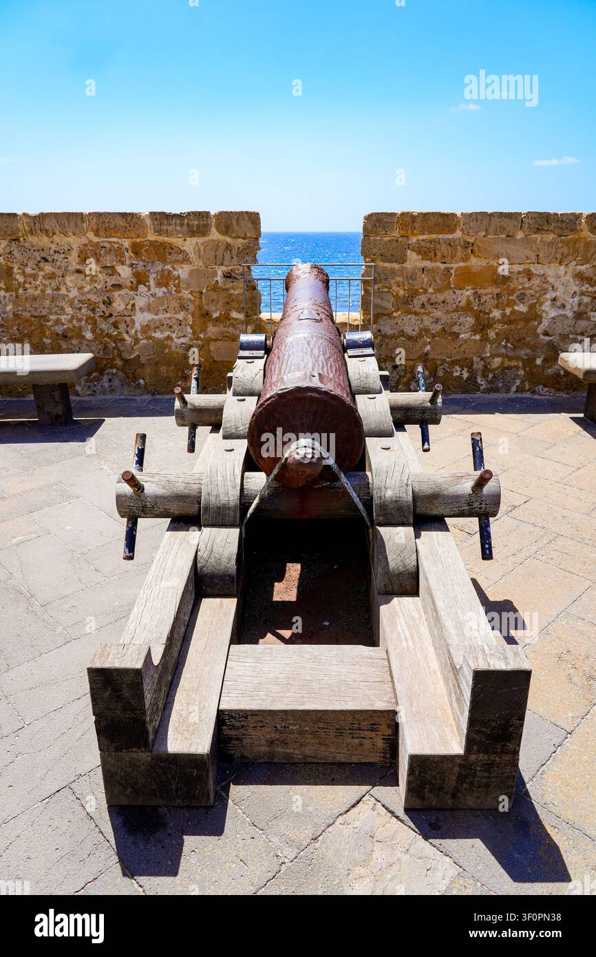 Cannone antico sulle mura storiche della città di Alghero sulla costa del Mar Mediterraneo in Sardegna, Italia Foto Stock