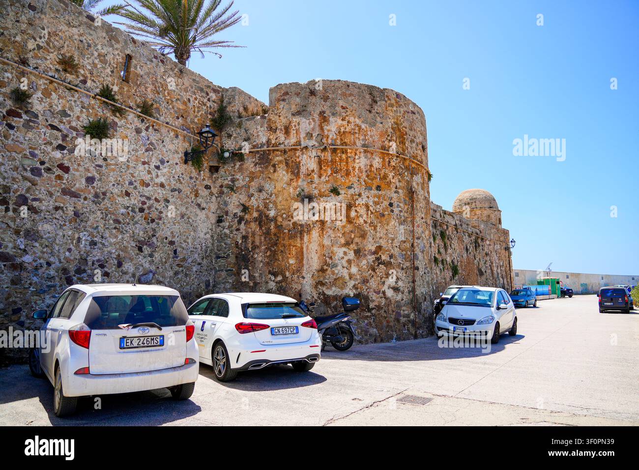 Mura storiche della città di Alghero sulla costa del Mar Mediterraneo in Sardegna, Italia Foto Stock