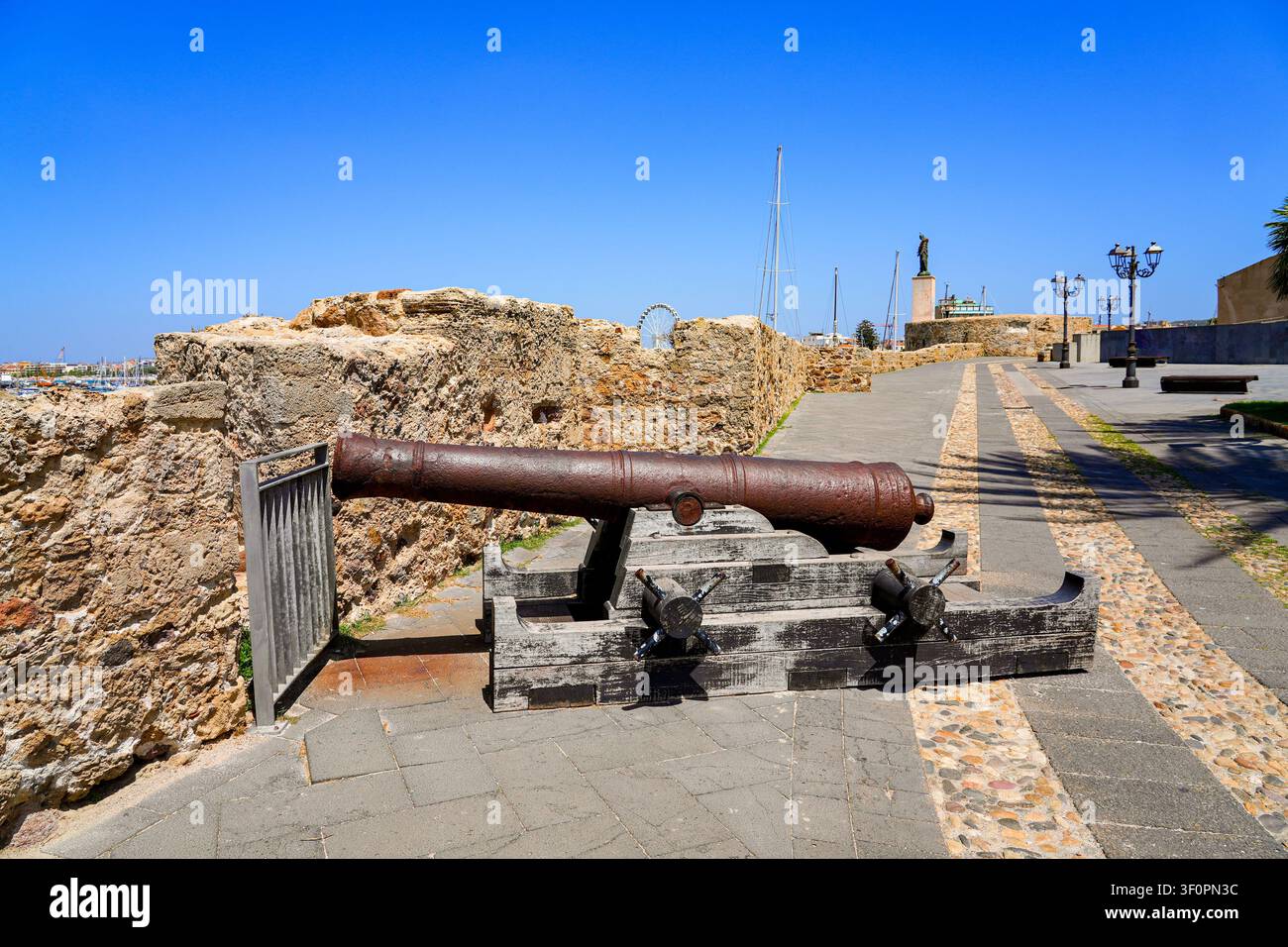 Cannone antico sulle mura storiche della città di Alghero sulla costa del Mar Mediterraneo in Sardegna, Italia Foto Stock