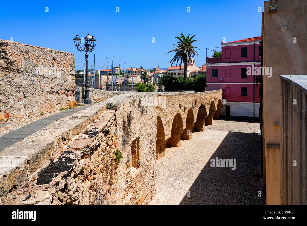 Mura storiche della città di Alghero sulla costa del Mar Mediterraneo in Sardegna, Italia Foto Stock