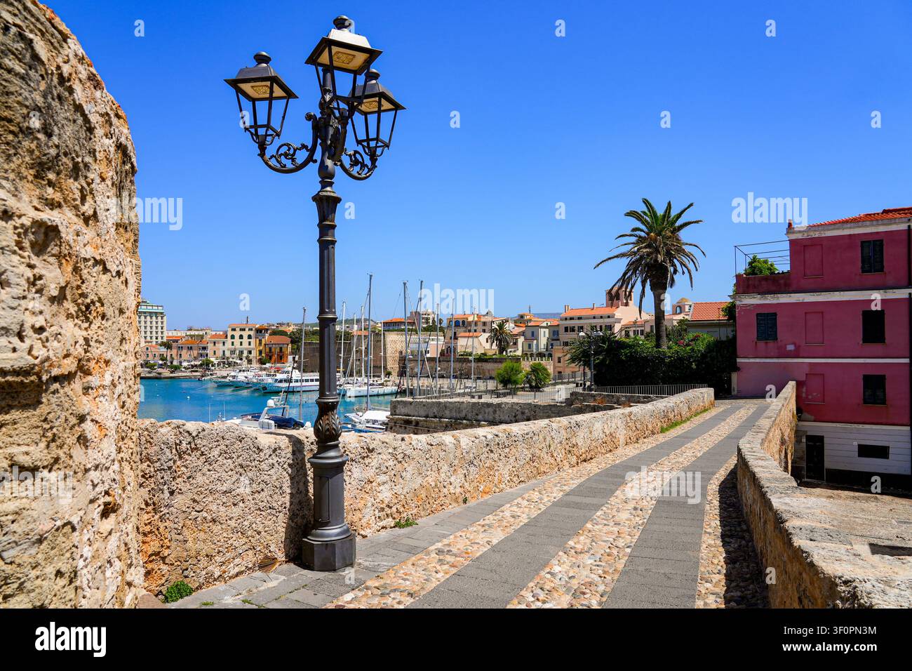 Mura storiche della città di Alghero sulla costa del Mar Mediterraneo in Sardegna, Italia Foto Stock