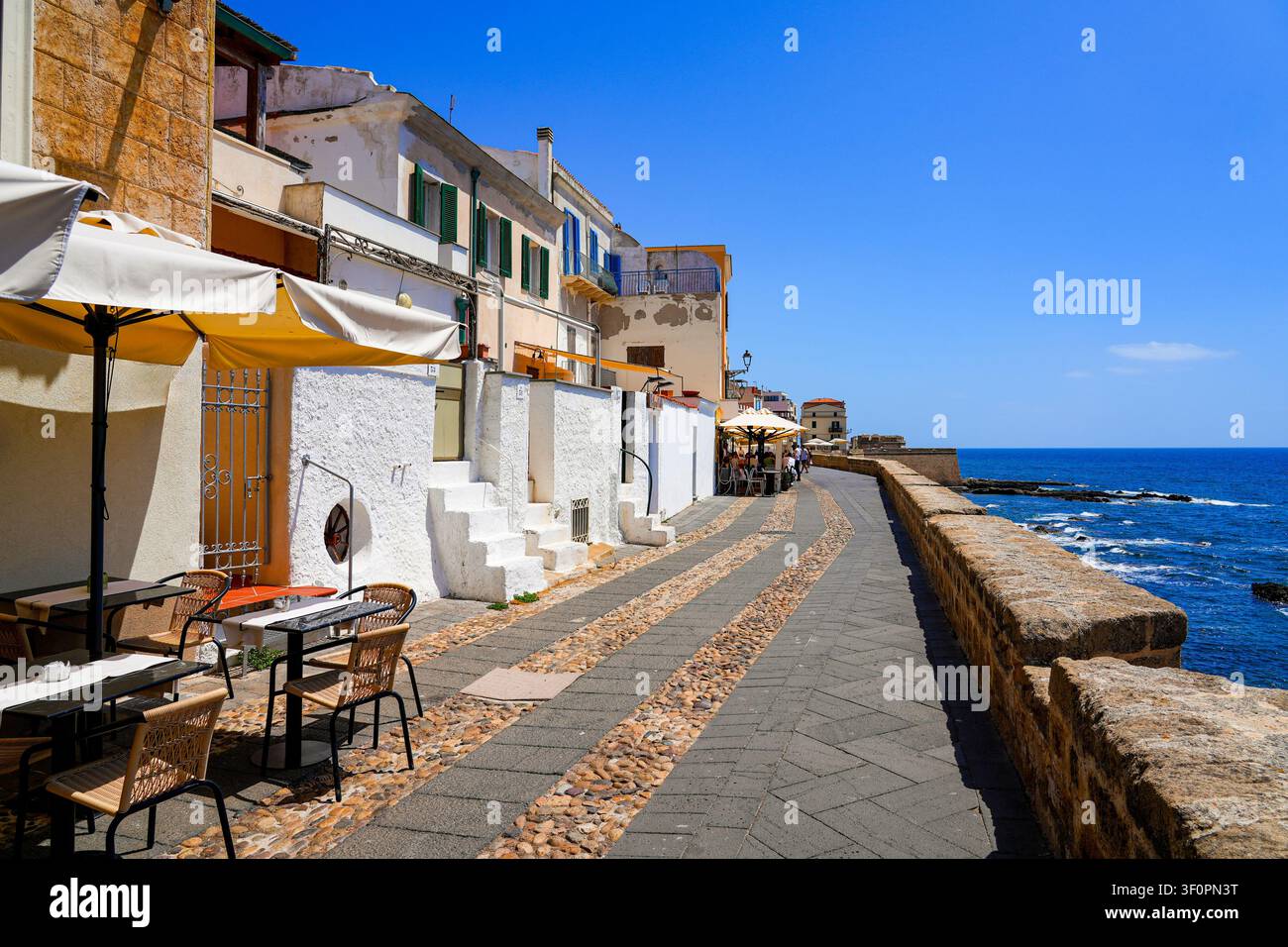 Promenade sulle mura storiche di Alghero sulla costa del Mar Mediterraneo in Sardegna, Italia Foto Stock