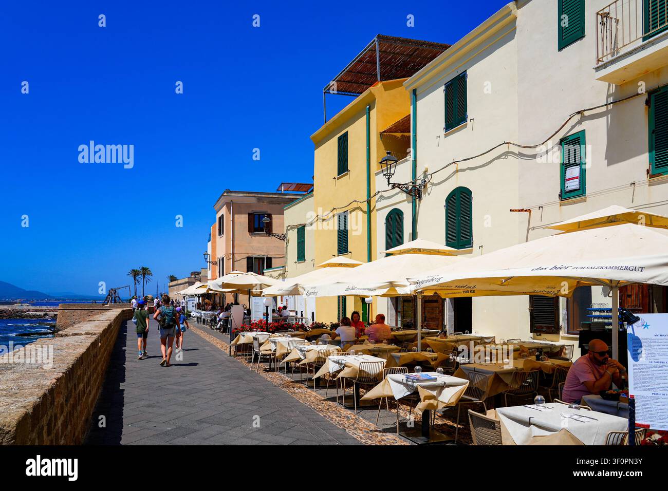 Promenade sulle mura storiche di Alghero sulla costa del Mar Mediterraneo in Sardegna, Italia Foto Stock