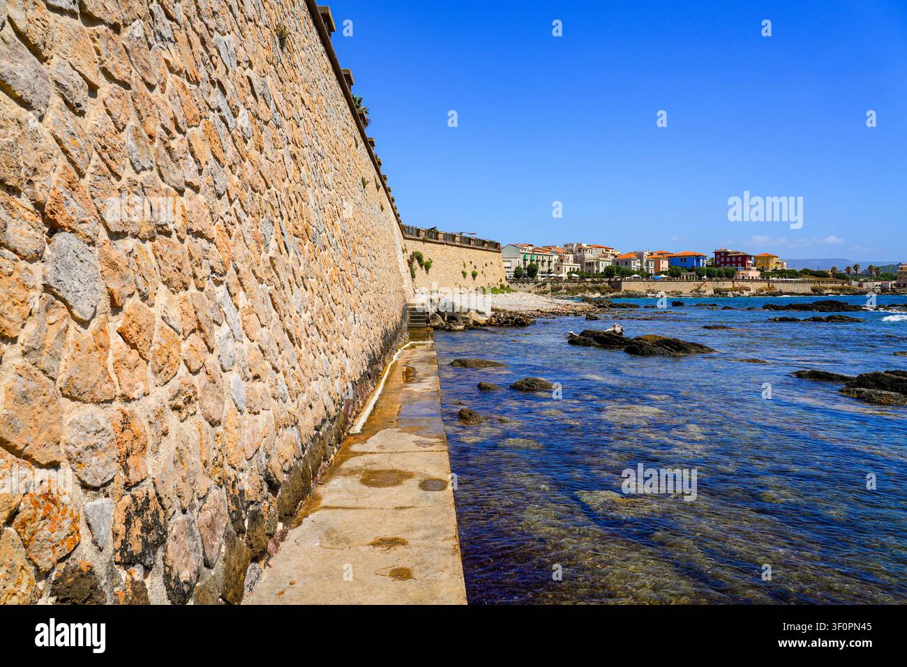 Mura storiche della città di Alghero sulla costa del Mar Mediterraneo in Sardegna, Italia Foto Stock