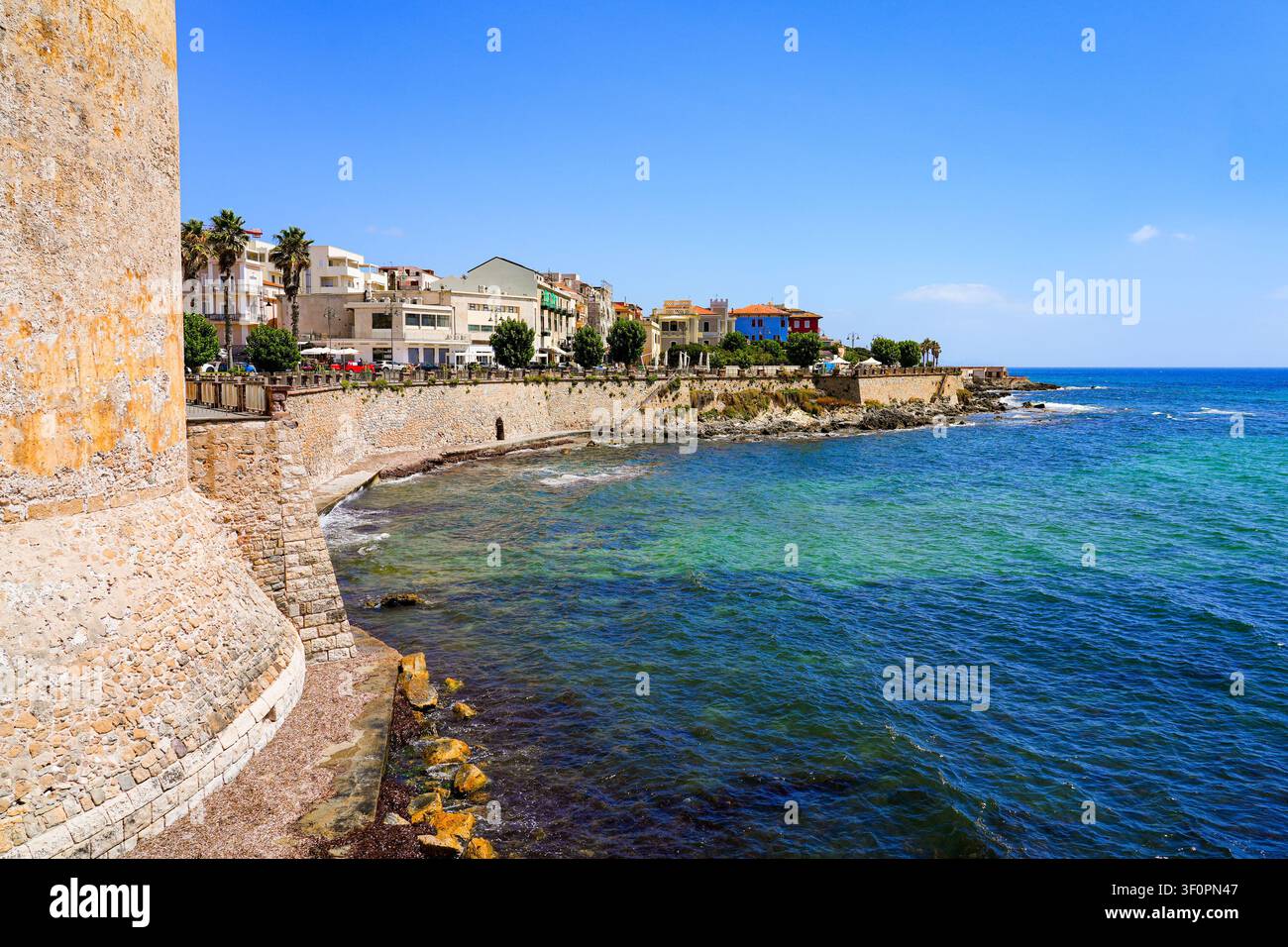 Mura storiche della città di Alghero sulla costa del Mar Mediterraneo in Sardegna, Italia Foto Stock