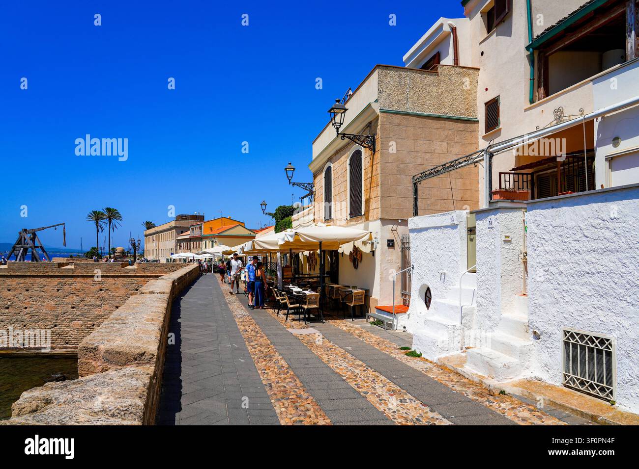 Promenade sulle mura storiche di Alghero sulla costa del Mar Mediterraneo in Sardegna, Italia Foto Stock