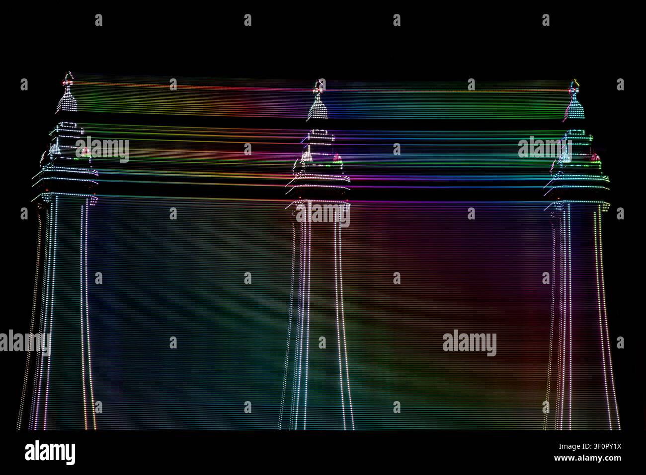 Fotografia astratta creativa della torre illuminata di Blackpool realizzata utilizzando un movimento intenzionale della fotocamera e scie di luce colorate di notte. Foto Stock