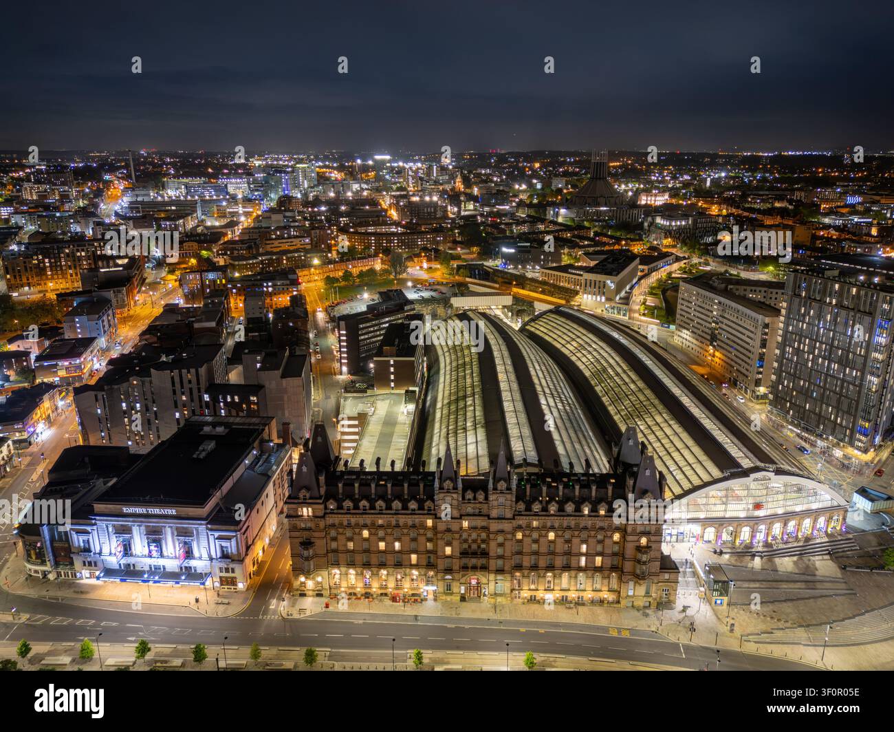 Stazione di Liverpool Lime Street, Liverpool, Merseyside, Inghilterra, veduta aerea del principale snodo ferroviario della città e del centro urbano circostante. Foto Stock