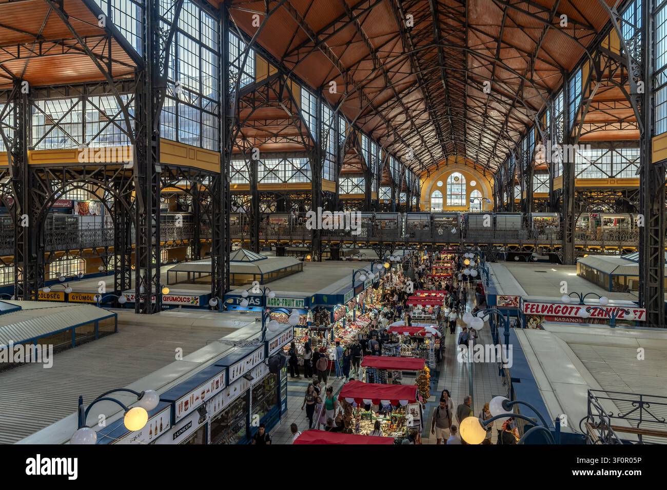 La storica Hall del Mercato Centrale di Budapest, Ungheria Foto Stock
