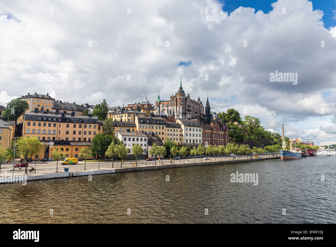 Architettura del quartiere Södermalm di Stoccolma e orizzonte al tramonto estivo, Svezia Foto Stock