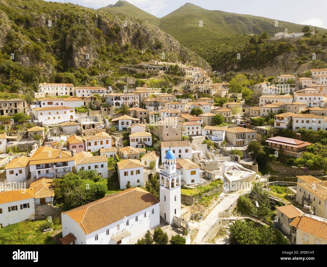 Panorama aereo mozzafiato del monastero storico di Saint Mary o Kisha e Shen Merise, arroccato sopra l'antico villaggio di Dhermi, che si affaccia sul tradizionale Dhermi Foto Stock