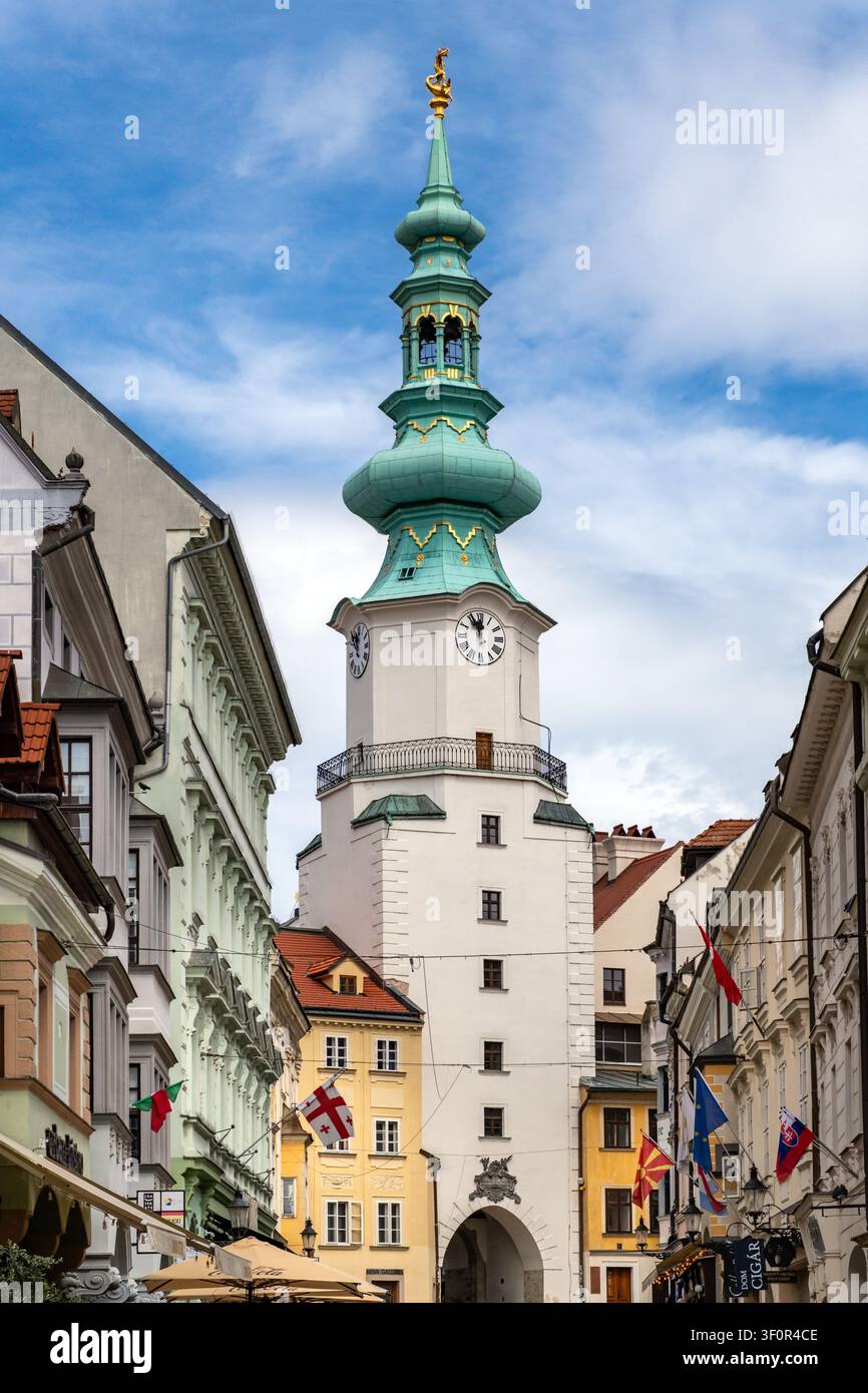 Porta di San Michele e la sua iconica torre di San Michele all'ingresso settentrionale della storica città vecchia di Bratislava, Slovacchia Foto Stock