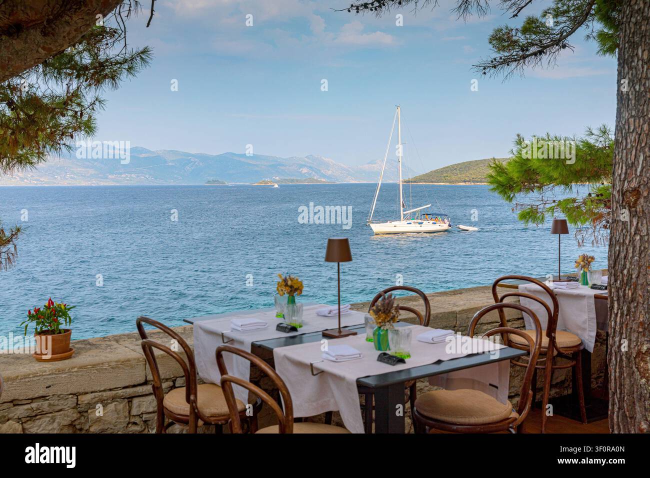 Terrazza del ristorante con tavolo apparecchiato nel centro storico di Korcula Foto Stock