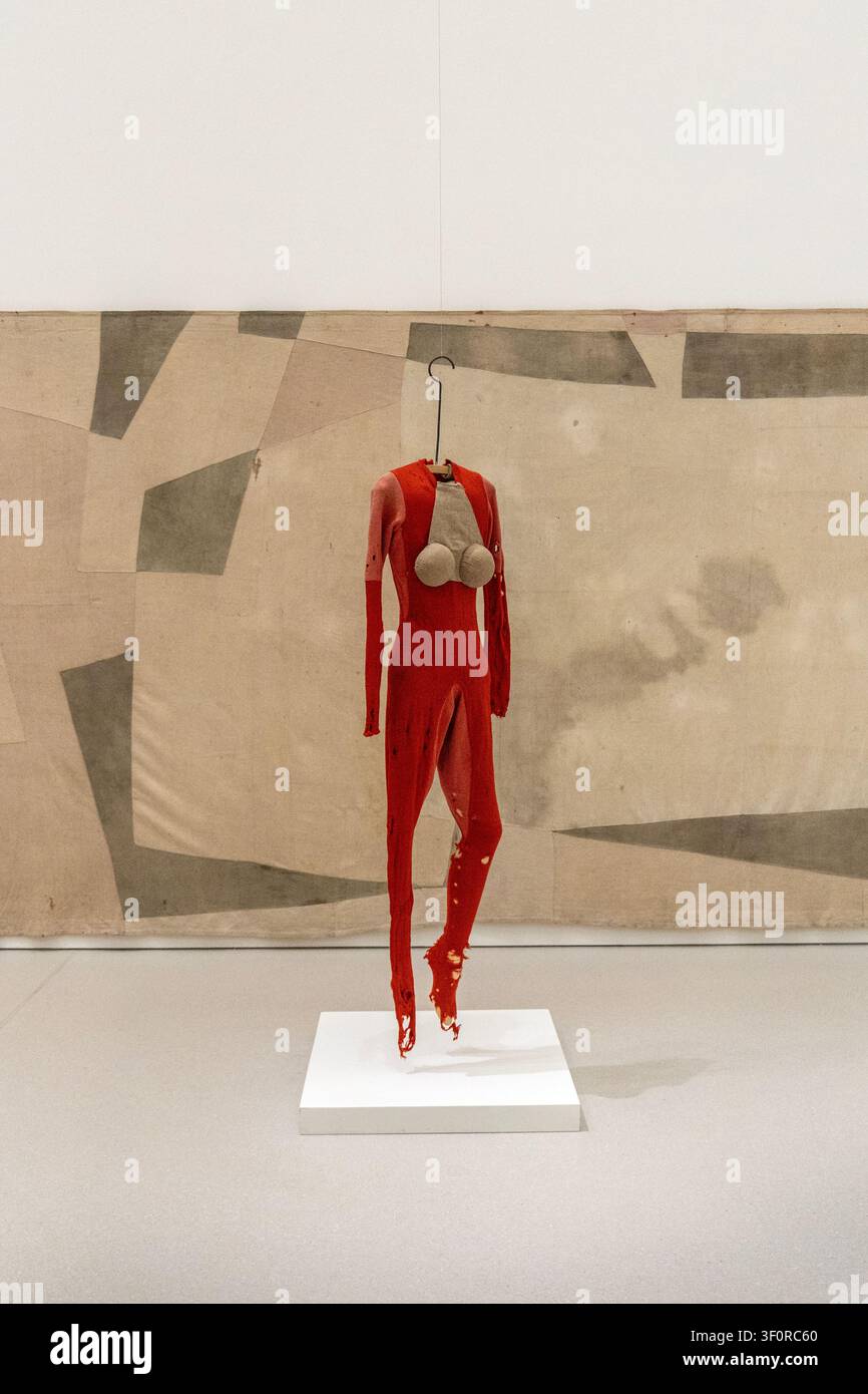 Costume di Maria Jarema per il teatro avanguardistico Cricot 2, esposizione di Maria Jarema 'Cracked Modernism' (2026), Museo d'Arte Moderna, Varsavia, Polonia Foto Stock