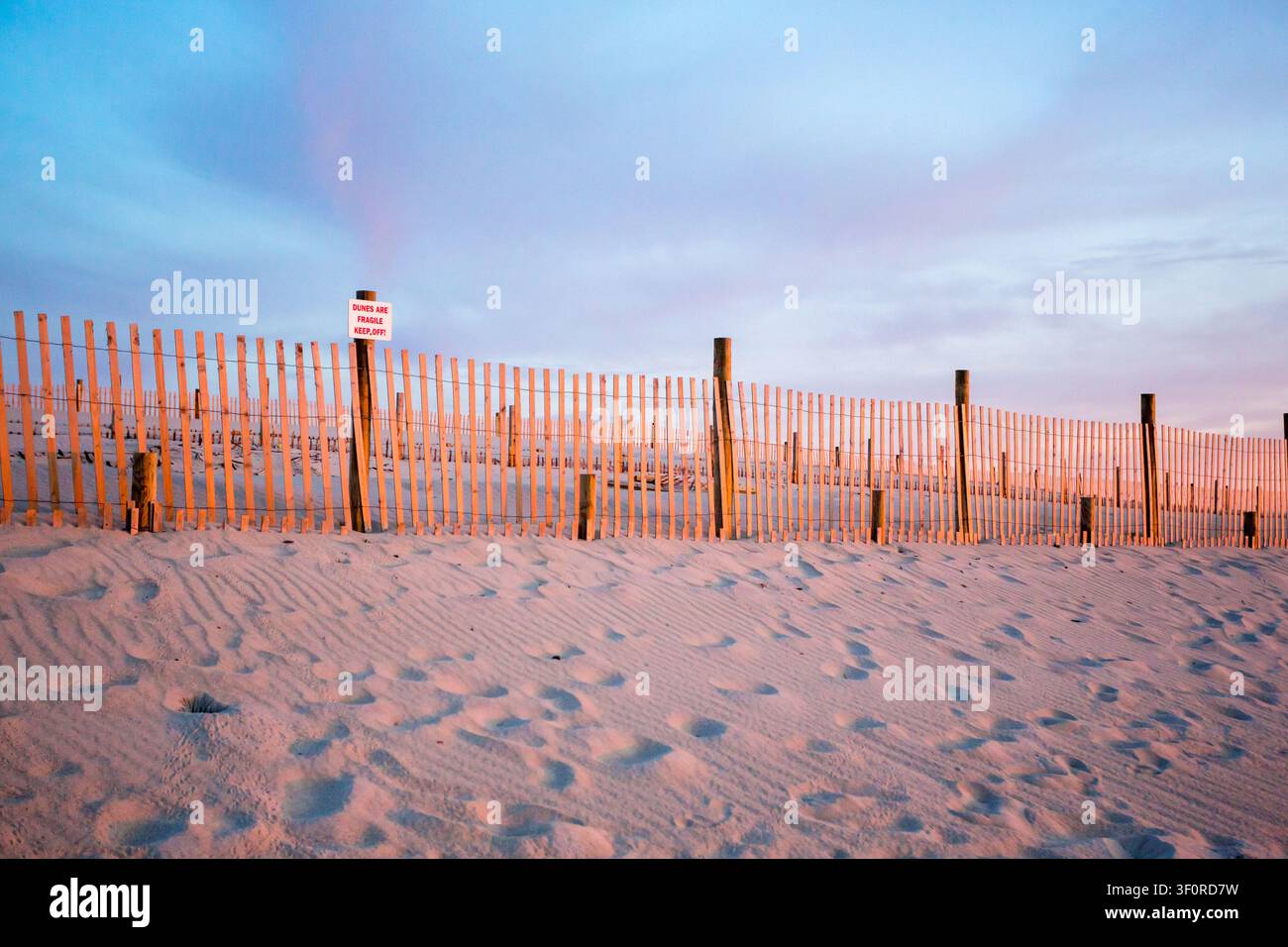 Un cartello "Non entrare" e una recinzione sulle fragili dune di sabbia di Assateague Island National Seashore, Maryland Foto Stock