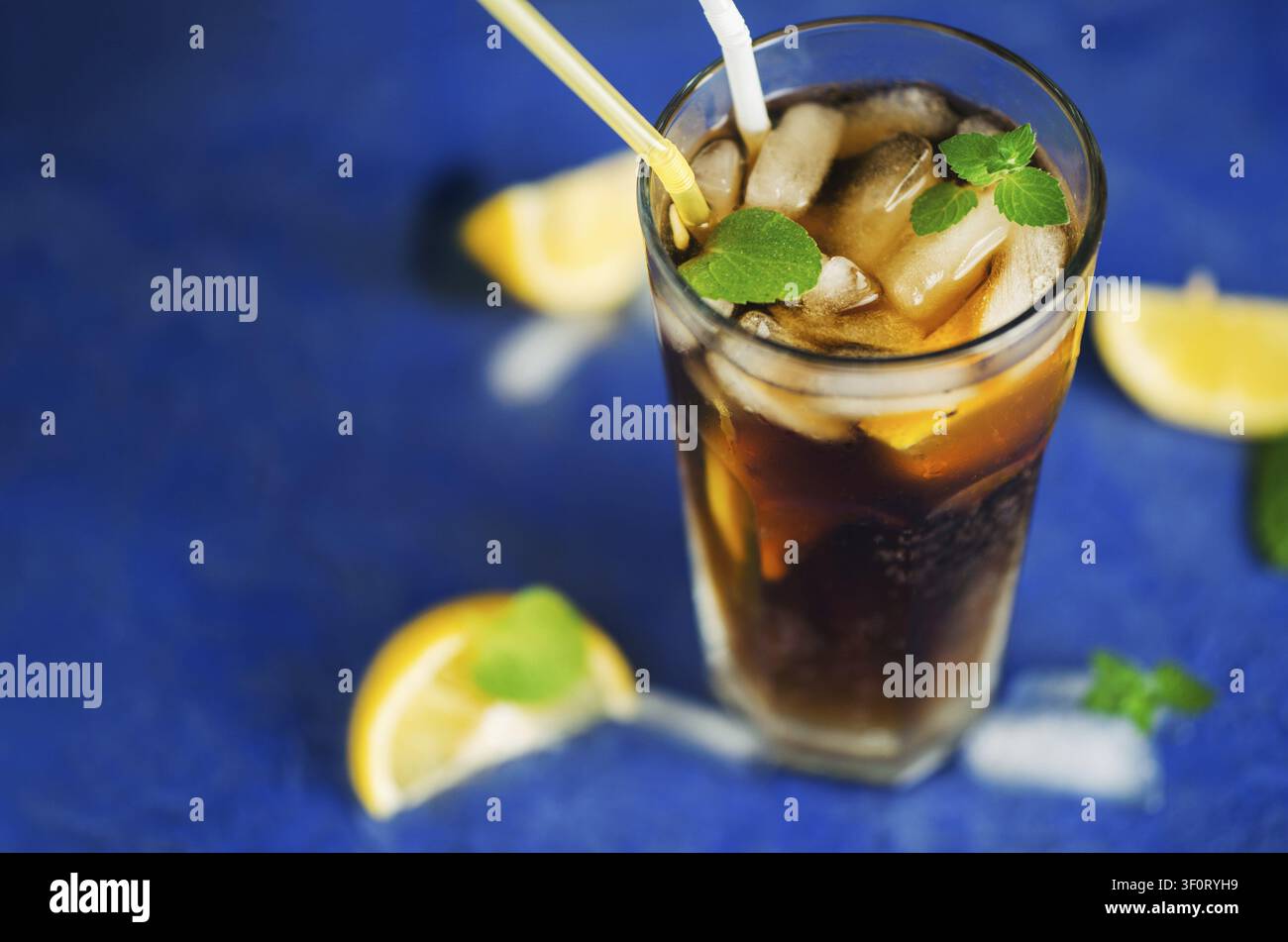 Tè freddo classico di Long Island, cocktail con bevande forti. Vodka, gin, rum, tequila e succo di limone con Cola e ghiaccio Foto Stock