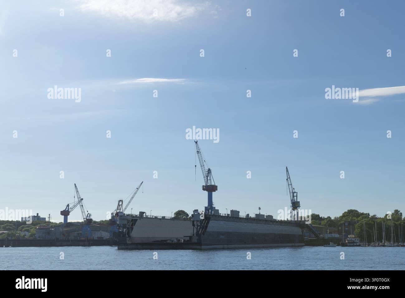 Cantiere navale di Lindenau a Kiel, quartiere di Pries-Friedrichsort, bacino, cantiere navale, costruzione navale, bacino di carenaggio, strutture del cantiere navale, porto, fiordo, cantiere di riparazione, nave r Foto Stock
