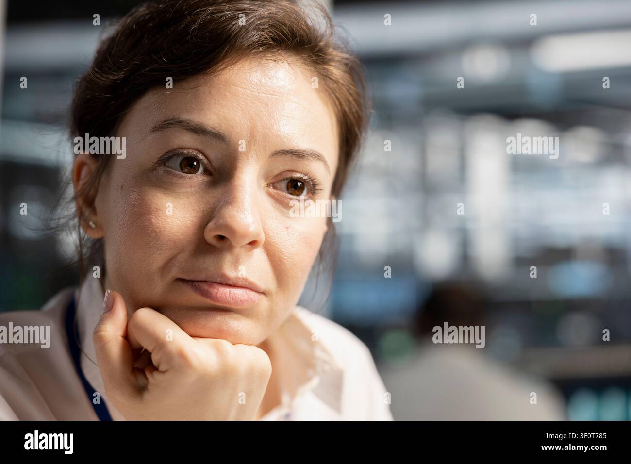 Uno specialista del calcolo di data center utilizza un computer per aggiornare il software del server, supportando operazioni affidabili dell'infrastruttura. Foto Stock