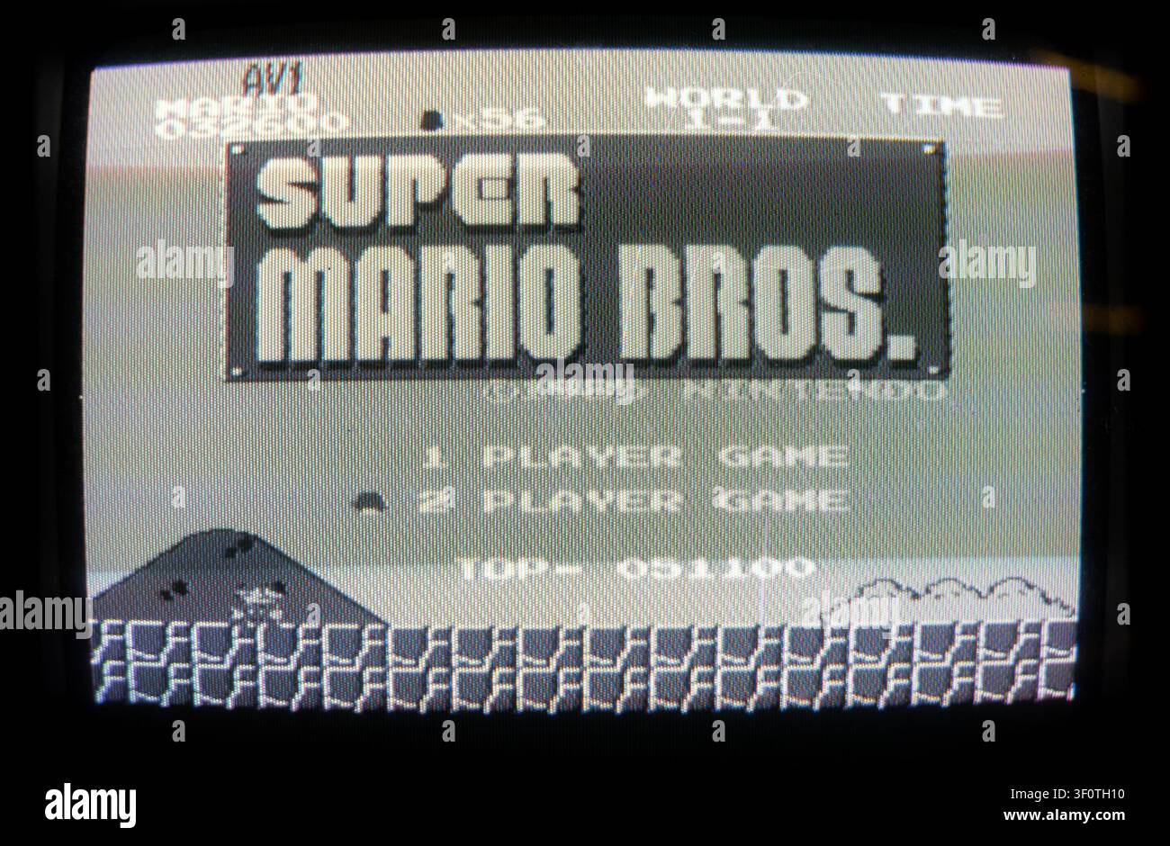 Schermo titolo originale di Super Mario Bros su vecchio televisore CRT, primo piano della schermata pixelata di gioco retrò in stanza buia, nostalgia della console 8-bit, vin Foto Stock