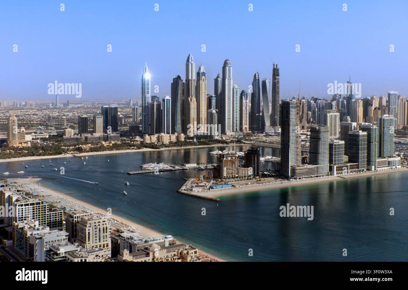 Vista panoramica elevata dello skyline di Dubai da Palm Jumeirah, Emirati Arabi Uniti Foto Stock
