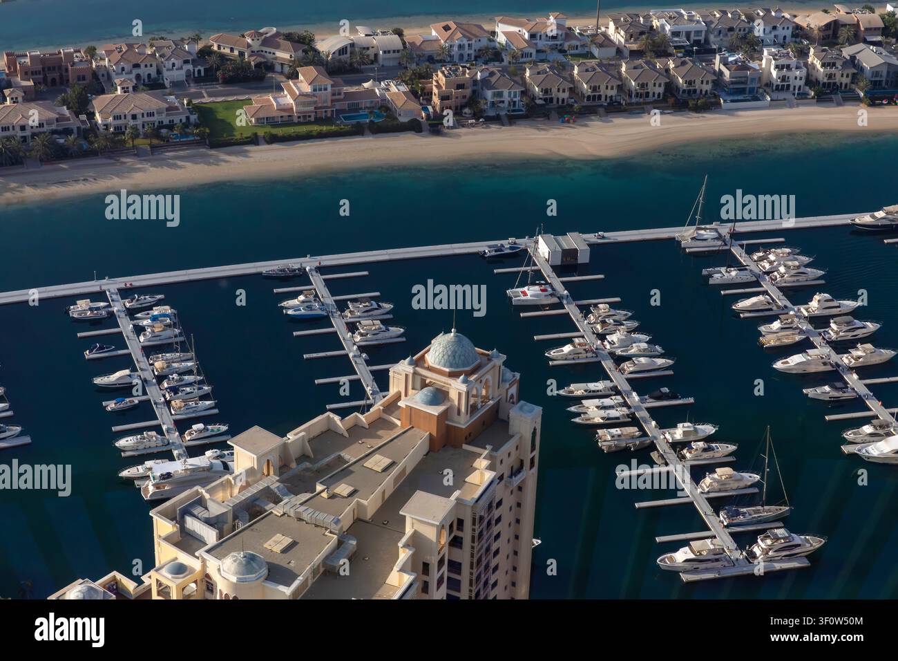 Vista elevata di ville residenziali di lusso sulle fronde di Palm Jumeirah, Dubai, Emirati Arabi Uniti Foto Stock
