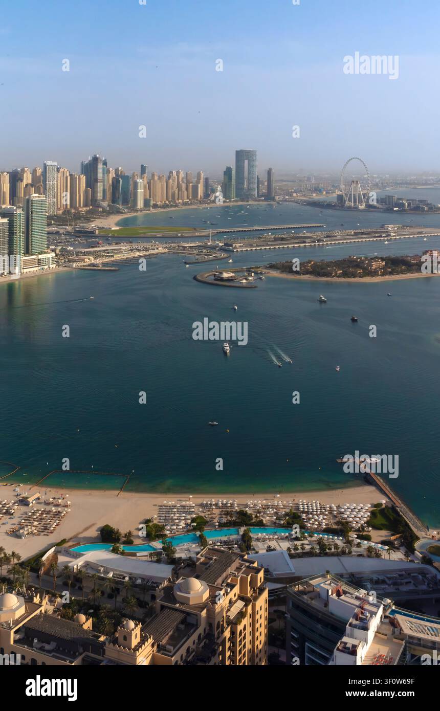 Vista aerea verticale dello skyline di Dubai Marina, Ain Dubai e del lungomare con spazio per il testo, Dubai, Emirati Arabi Uniti Foto Stock