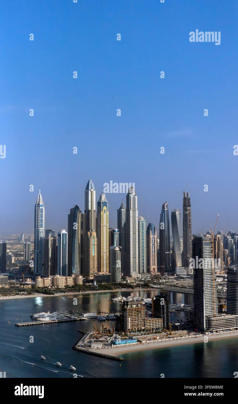 Vista aerea verticale dello skyline di Dubai Marina, Ain Dubai e del lungomare con spazio per il testo, Dubai, Emirati Arabi Uniti Foto Stock