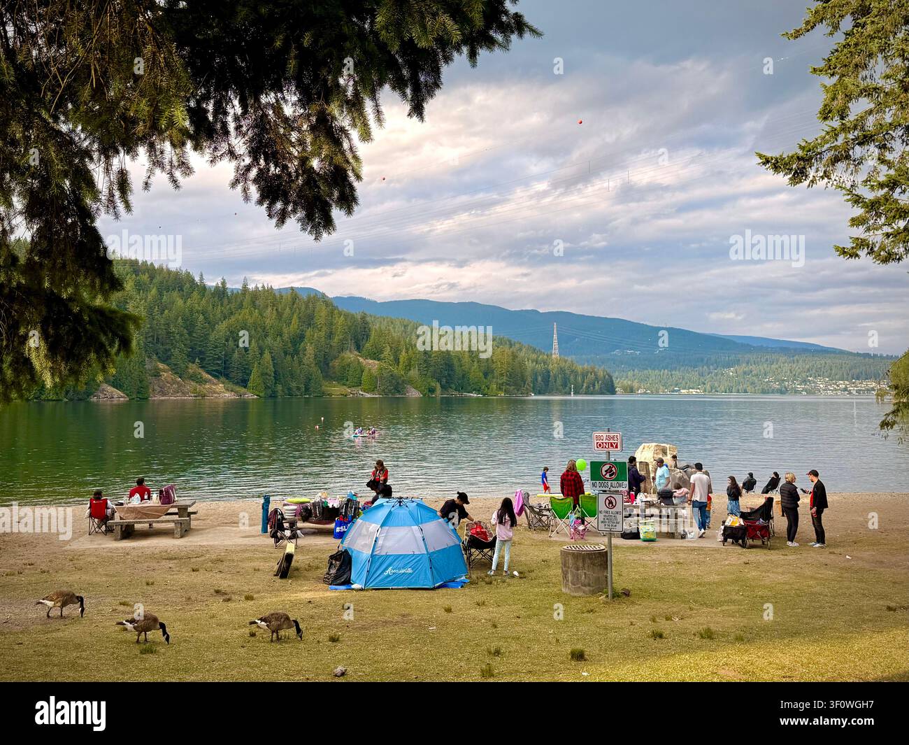 Persone che si godono la giornata a Burnaby, British Columbia, Canada: costa e acque calme al Barnet Marine Park Foto Stock