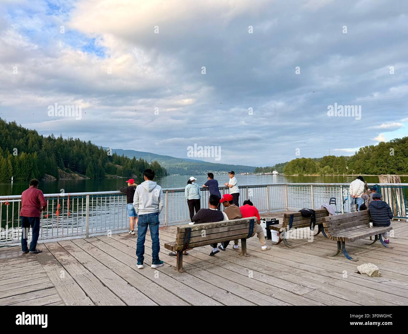 Persone che si godono la giornata a Burnaby, British Columbia, Canada: costa e acque calme al Barnet Marine Park Foto Stock
